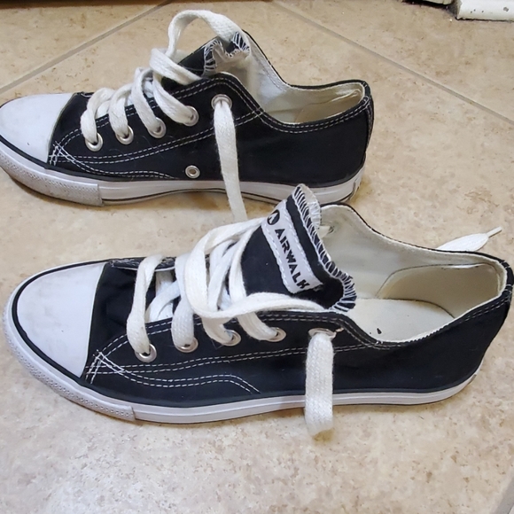 Women's 7.5 black Airwalk sneakers - Picture 2 of 5